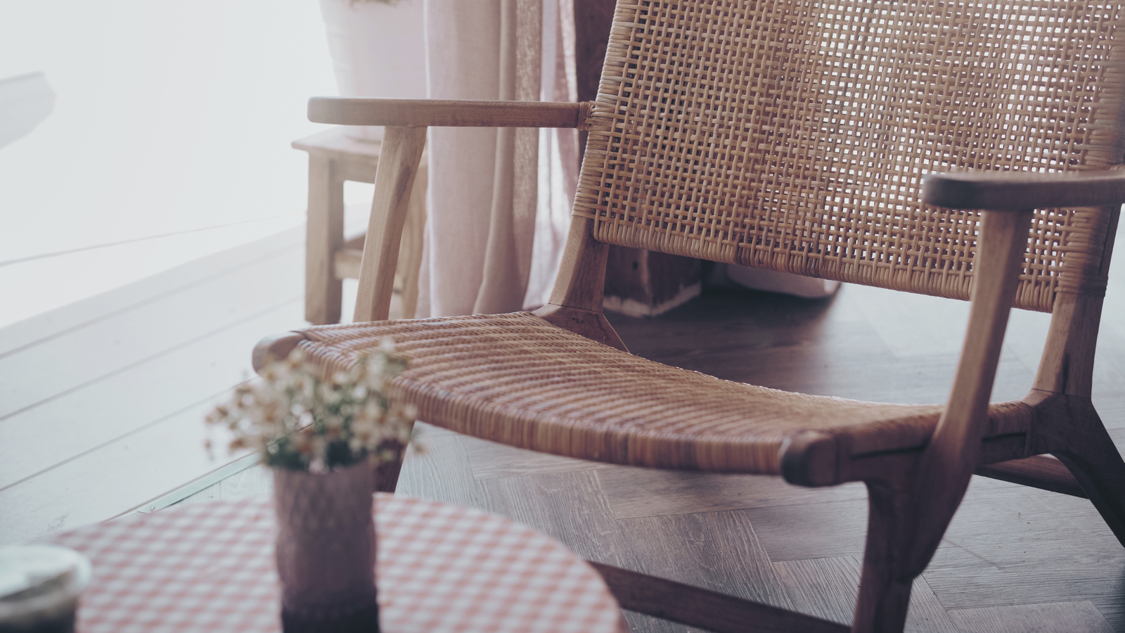 Modern natural rattan armchair sebagai accent chair di ruang tamu mewah