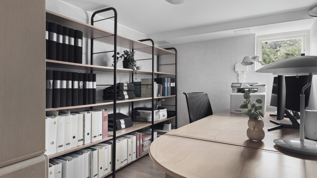 Desain home office dengan furniture ergonomis dan manajemen kabel yang rapi